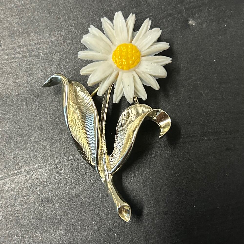 Vintage Sarah Coventry White Acrylic Daisy Silver Tone‎ Brooch